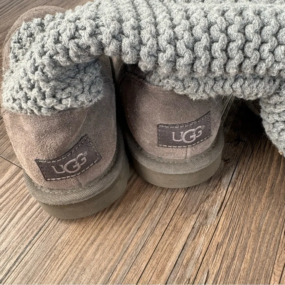 UGG® WOMEN'S SHAINA BOOTS - ROUND TOE Size 6